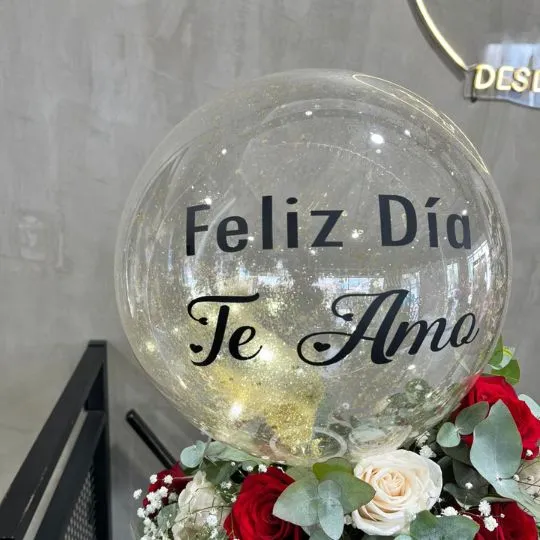 caja pote white con rosas rojas y blancas globo burbuja te amo 